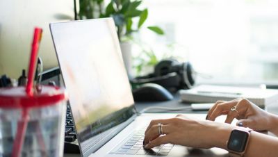 【デスクの片付けのコツ！】机周りを整えて心地良い職場を