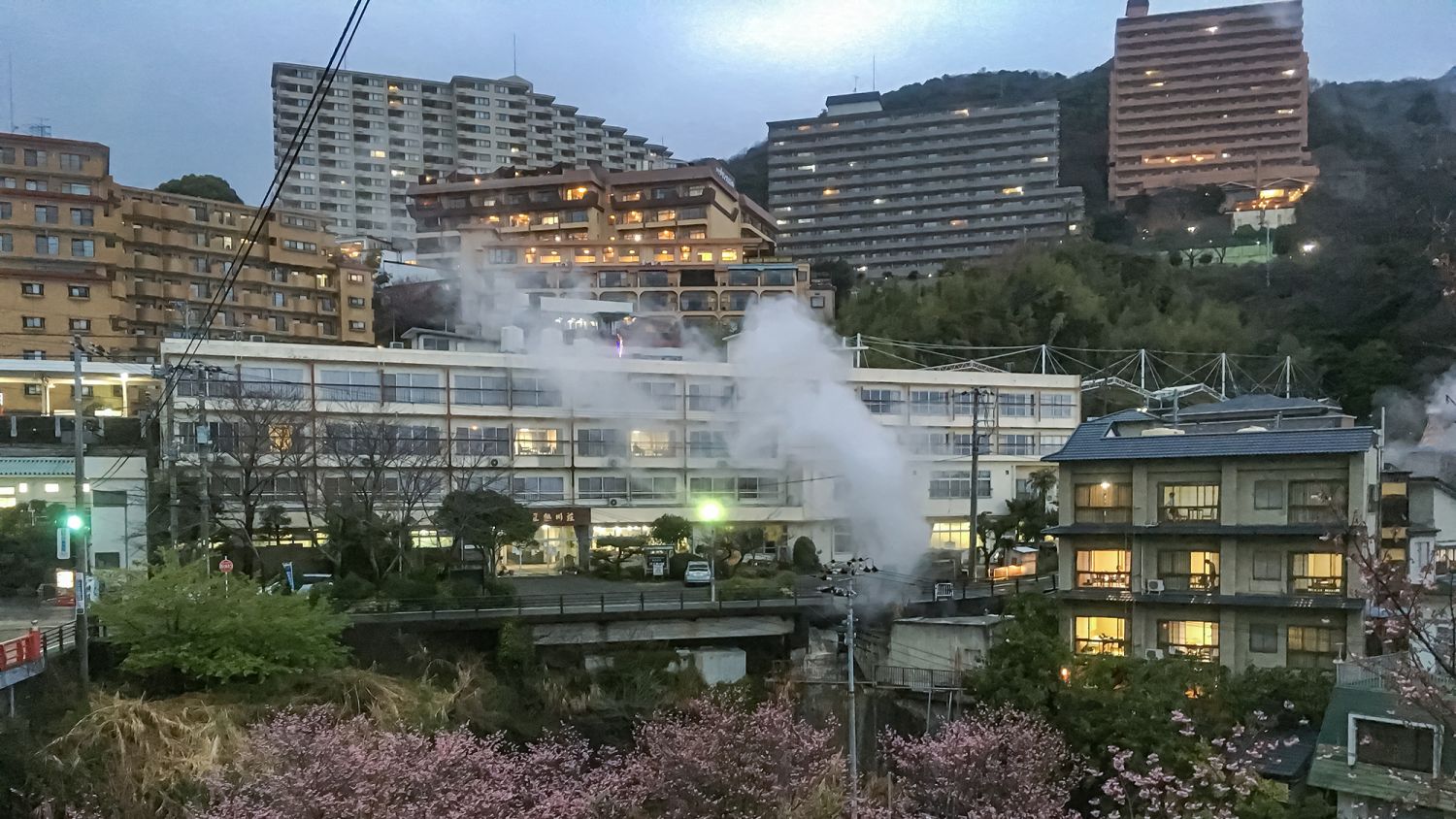 春の桜と熱川の温泉街（静岡県・東伊豆町）イメージ