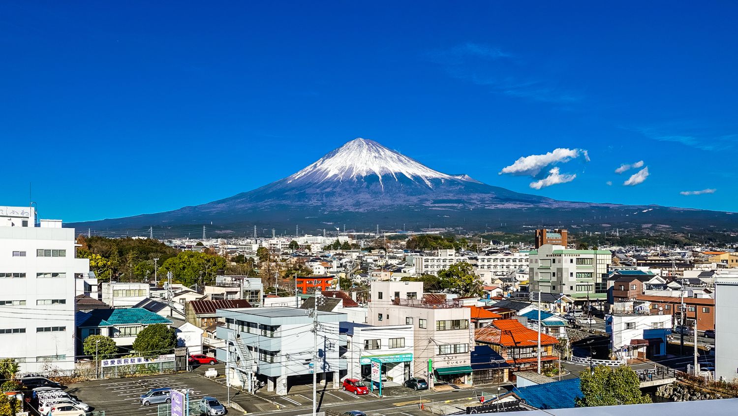 富士山を望む町